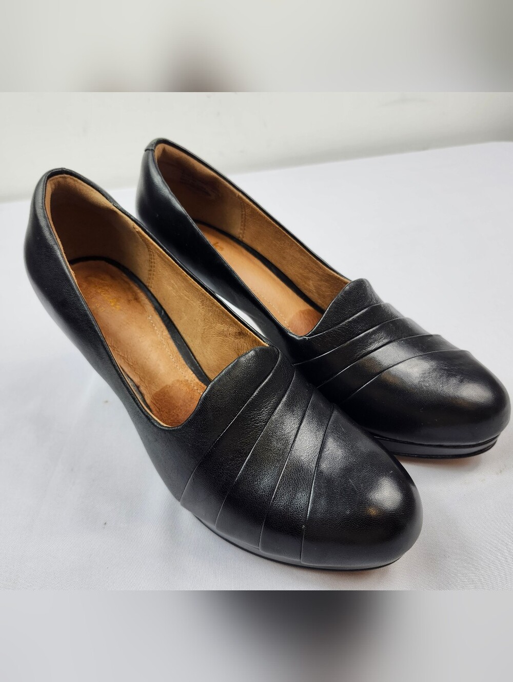 Clarks Artesian Womens 9 D Black Leather Pleated Pump Heels